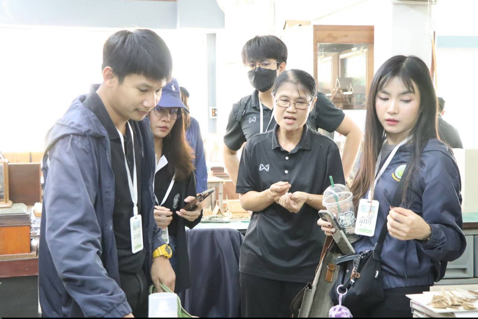 title - นางสาวสิริมา แจ้งกระจ่าง ผู้อำนวยการศูนย์ส่งเสริมและพัฒนาอาชีพเสริมนอกภาคการเกษตร ให้การต้อนรับบุคลากรในโครงการฝึกอบรมเชิงปฏิบัติการ หลักสูตรนักบริหารการชลประทานระดับต้น รุ่นที่ 30 ณ ศูนย์ส่งเสริมและพัฒนาอาชีพเสริมนอกภาคการเกษตร (ศูนย์ศิลปาชีพ บางไทรฯ (เดิม))